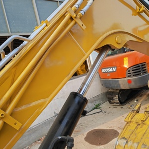 Excavatrice sur chenilles d'occasion CAT306E certifiée CE/EPA, 6 tonnes, modèle 2022, avec pince hydraulique, attache rapide, moteur, pompe à engrenages et roulement - Product Image 4