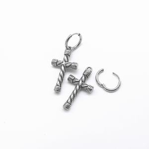 Pendientes de aro Huggie personalizados para hombre, de acero inoxidable 316L, dorados, hipoalergénicos, con dije de cruz de cuerda trenzada, estilo vintage punk, para regalo - Product Image 3