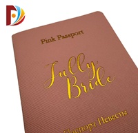 Libreta Cosida con Forma de Pasaporte en Cuero PU Rosa con Textura Cruzada Personalizada, Estampado en Lámina Dorada, Recuerdo de Boda para Novia