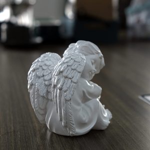 Cherubini abbracciano piccolo angelo-a destra in resina da giardino statuetta adorabile angelo scultura statua commemorativa per decorazioni interne per la casa - Product Image 4