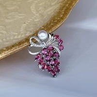 Bijoux en argent 925 gracieux plaqué rhodium broche d'arc en pyrope naturel pour le mariage des femmes et l'idée de cadeau d'anniversaire de fête
