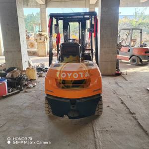 מלגזה משומשת של טויוטה עם זרוע תלת-מוטית עם הזזה צידית למכירה מלגזת טויוטה FD30 משומשת - Product Image 4