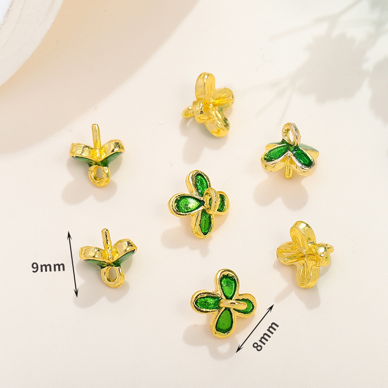 จี้ดอกไม้สี่กลีบสีเขียว 5 ชิ้น พร้อมเข็ม ขนาด 8*9 มม.