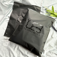 Sacs d'emballage en plastique personnalisés en gros, sacs givrés noirs à fermeture éclair pour vêtements, sacs refermables réutilisables avec logo de marque