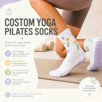 Chaussettes de sport antidérapantes personnalisées avec logo, chaussettes de yoga OEM personnalisées pour femmes, chaussettes de Pilates au design tendance ODM, chaussettes à motif floral avec grip
