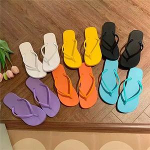 Nouvelles tongs plates confortables de style coréen pour femmes, avec empeigne en plastique, tendance, minimalistes, couleur unie, plage - Product Image 1