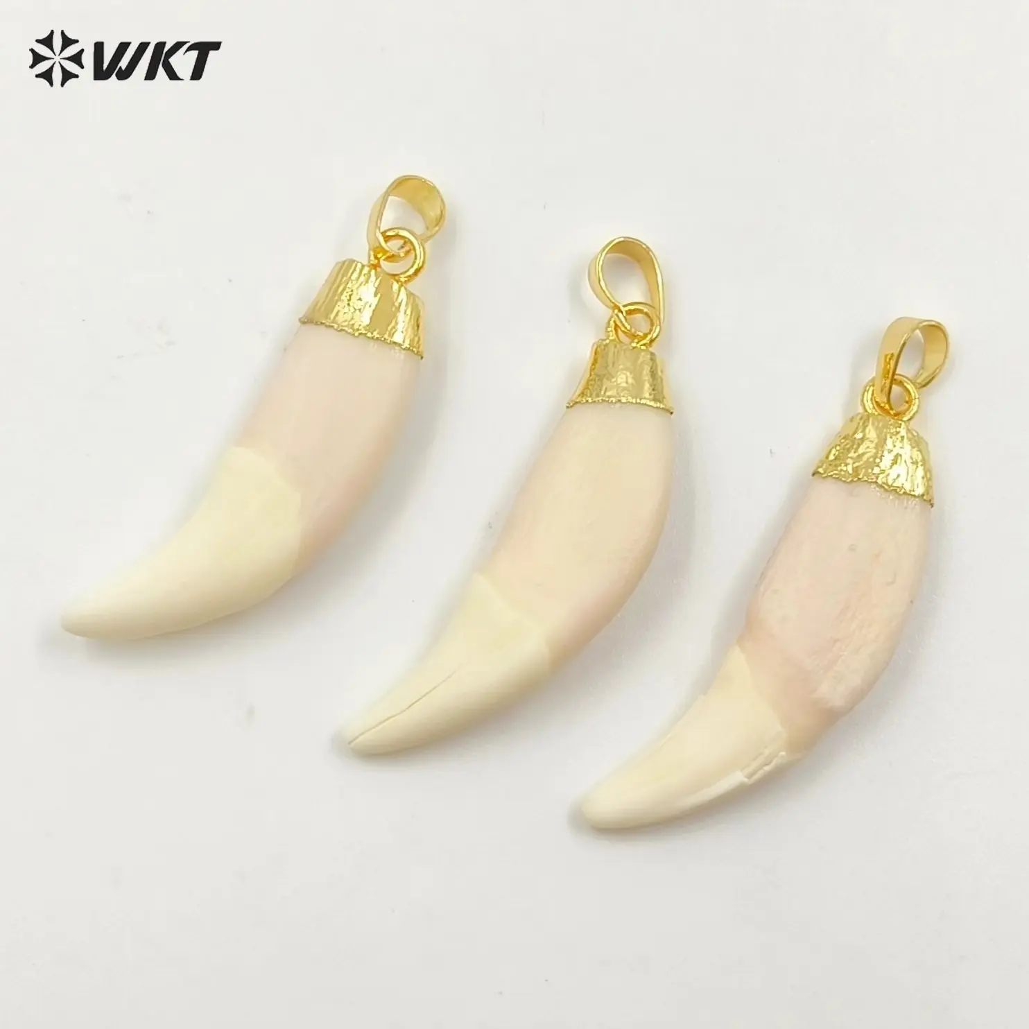 WT-P241 WKT vente en gros de pendentifs de dents artificielles avec capuchon de couleur or étonnants pendentifs en os de corne brute pour la fabrication de bijoux