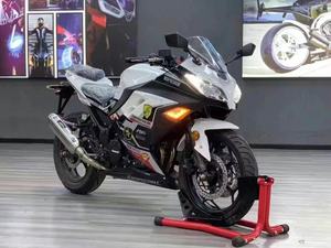 <span class=keywords><strong>Moto</strong></span> sportive haute performance de 250cc à 400cc, six vitesses, <span class=keywords><strong>bicylindre</strong></span>, refroidie par eau, pour la course - Product Image 1