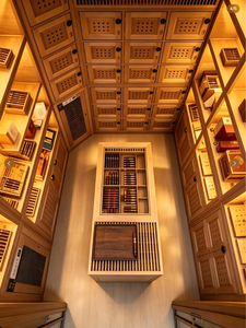 Solution de design intérieur moderne et luxueuse pour salon de cigares, avec humidor intégré, éclairage LED et vitrine de présentation pour la vente au détail. - Product Image 1