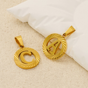 Colgante Circular con Iniciales |   Colgante con Inicial del Alfabeto con Textura de Rayos de Sol, Chapado en Oro de 18K PVD, Acero Inoxidable |   Impermeable e Hipoalergénico - Product Image 4