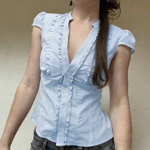 Chemisier Y2K rayé à col en V et volants pour femme, taille ajustée, manches courtes, haut d'été, vente en gros - Product Image 1