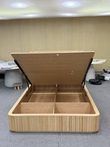 Base de Cama de Plataforma de Perfil Bajo con Cabecero Alto de Alas, de Roble Macizo Acanalado, Estilo Mid-Century, Ecológica y que Ahorra Espacio - Product Image 3