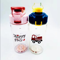 Bouteille d'eau en plastique portable sans BPA avec couvercle rabattable anti-fuite et paille pour enfants