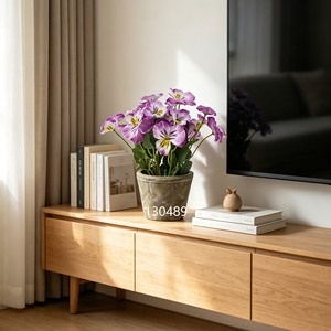 Pianta Artificiale di Pansé Viola da 28cm in Vaso di Cemento con Finto Terreno per Centrotavola Neutro - Product Image 1