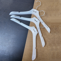 Moderner Hochwertiger Halbtransparenter Mattierter Kunststoff-Kleiderbügel Hosenhalter für Bekleidungs-Showroom-Präsentation