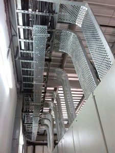 รางเคเบิลแบบขายส่ง ชุบกัลวาไนซ์แบบจุ่มร้อน S304 รางอลูมิเนียมเหล็กแบบมีรูระบายอากาศ รางเคเบิลแบบมีร่องสั่งทำพิเศษ - Product Image 4