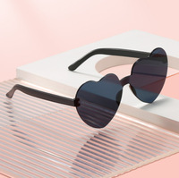 Lunettes de soleil pour femmes en forme de cœur, protection UV380, en polycarbonate, style urbain, monobloc, verres effet océan, mignonnes et amusantes, nouveau style 2026