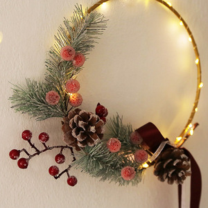 Ghirlanda Natalizia con Pigne, Bacche, Nastro e Luci Bianche Calde - Decorazione per Vetrine e Allestimenti Floreali - Product Image 2