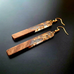 MN EXPORTS Boucles d'oreilles pendantes bohèmes en bois et résine faites à la main, accessoire de mode élégant pour femme, idéal pour les fêtes et les occasions islamiques - Product Image 1