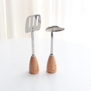 Ustensiles de cuisine en acier inoxydable de haute qualité au design créatif avec poignée en bois, outils de pâtisserie - Product Image 3