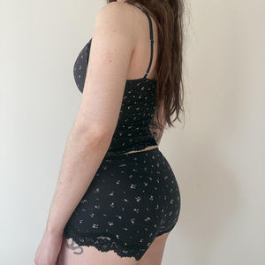 Ensemble pyjama rose en tricot avec logo personnalisé, dentelle florale, sans manches, caraco et short ajusté, respirant, écologique, confortable, pour la détente - Product Image 6