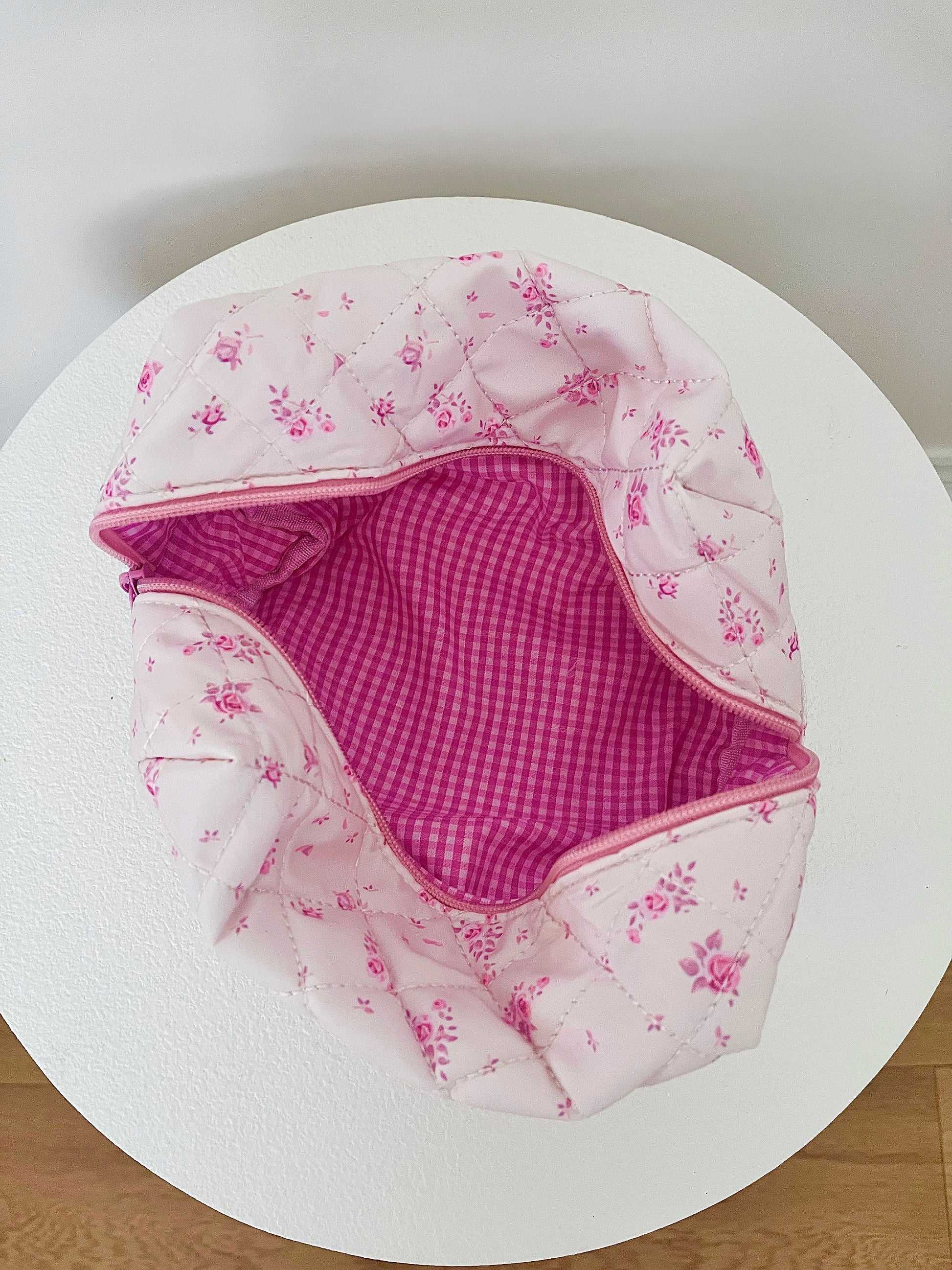 สีชมพูร้อน