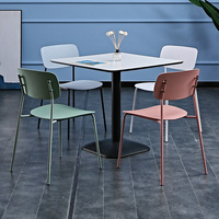 Chaise de salle à manger de style minimaliste moderne italien de luxe, en plastique et en fer, écologique et empilable, pour une utilisation dans une cuisine de petite taille