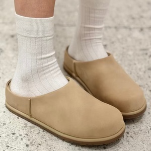 Zapatos UGG tipo botín con cubierta para el talón - Calzado informal de una pieza en cuero de papel de lija para uso diario y ocio - Product Image 6