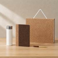 Ensemble cadeau d'entreprise éco-responsable en liège naturel avec poignée intégrée, carnet personnalisé, stylo, flacon et organiseur de bureau
