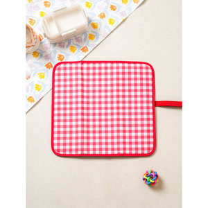 หมอนและหมอนอิงป้องกันความเย็นหุ้มด้วยพับได้สีแดง - Product Image 1