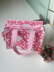 Sac fourre-tout pour femme au design épuré et intemporel, conçu pour accompagner les routines quotidiennes, des trajets matinaux aux sorties du soir, Noël - Product Image 1