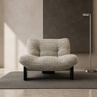 Fauteuil de loisirs minimaliste italien en bouclette avec rembourrage en mousse de canard, design artisanal écologique, idéal pour salle à manger de villa