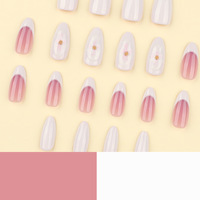 Faux ongles courts en amande à presser, style French manucure avec motif floral 3D pour femmes, pour un usage quotidien et l'art des ongles.
