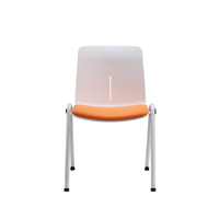 L'école de vente directe entraîne les étudiants du tableau d'écriture à plier des chaises de réunion et à empiler des chaises de bureau
