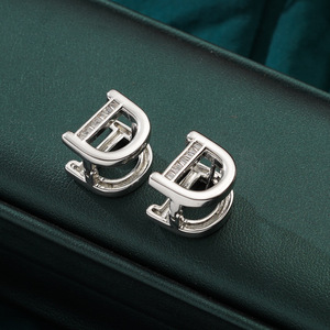 Pendientes con Letra D, Plata, Aleación de Zinc, Joyería Elegante y Moderna para Mujer, Diseño 3D - Product Image 1