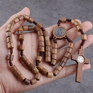 Colar de Rosário com Cruz de Madeira Natural e Cordão Marrom com Contas de Oração Feitas à Mão - Product Image 1