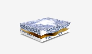 Table basse carrée personnalisée en carreaux de chinoiserie bleus et blancs, design sculptural à motifs fendus avec intérieur en laiton martelé, villa de luxe - Product Image 3