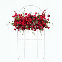 Chemin de table en roses rouges artificielles sur support en grille de fer pour arrangement floral au sol pour décoration de mariage