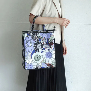 Modern Floral Pattern Durable Foldable Waterproof Polyester Handbag with Zipper Closure Chain Strap and Large Capacity - Product Image 1