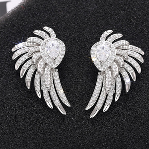 Orecchini a Perno con Ali d'Angelo per Donne, Gioielli Eleganti e alla Moda - Product Image 2