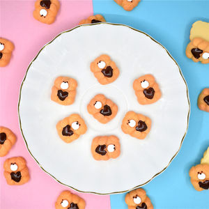 Precio al por mayor: Dijes de resina DIY de galletas de oso con corazón de chocolate, cabujones artesanales de galletas de oso bonitos - Product Image 2