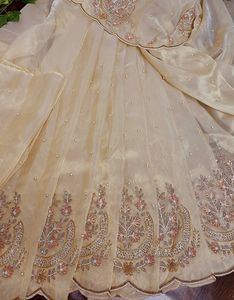 Magnifique sari en soie Zari avec bordure festonnée, travail de sequins, travail de perles et broderie Aari Kadana faite à la main pour les occasions festives - Product Image 2