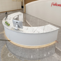 Bureau d'accueil moderne sur mesure en demi-cercle avec base en bois et éclairage LED pour clinique esthétique, spa et bien-être