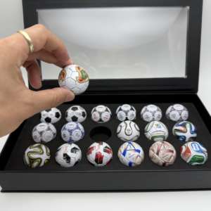 Pallone da <span class=keywords><strong>Calcio</strong></span> Commemorativo Miniatura 1970-2026 con Confezione Regalo in Materiale PU e Portachiavi 18 - Product Image 5