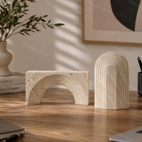 Ornement en travertin naturel de haute qualité avec arche superposée et design à rainures verticales, objet décoratif en marbre