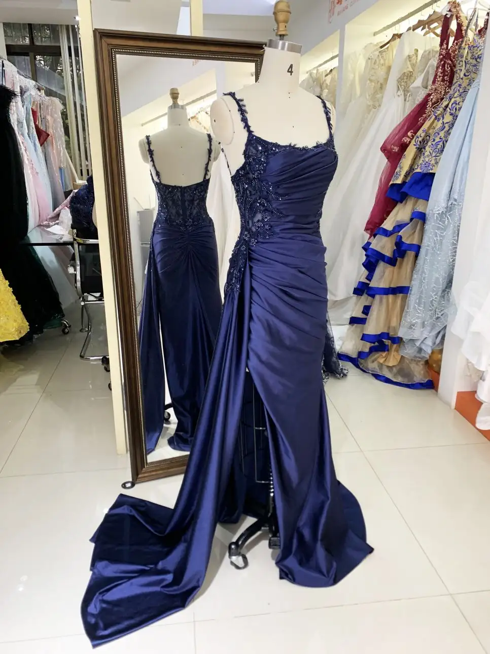 2025 Новое пикантное атласное платье с вышивкой бисером, оптовая продажа, элегантные длинные платья, темно-синие вечерние платья для выпускного вечера, платья для девочек