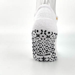 <span class=keywords><strong>Chausson</strong></span> chaussette personnalisé pour hommes avec logo pour la jeunesse poignée <span class=keywords><strong>de</strong></span> cheville antidérapante pour l'entraînement <span class=keywords><strong>de</strong></span> football, <span class=keywords><strong>de</strong></span> yoga et <span class=keywords><strong>de</strong></span> gymnastique avec logo sur la manchette - Product Image 4