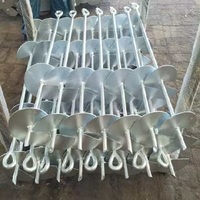 Tarière de sol robuste pour armatures avec hélice métallique