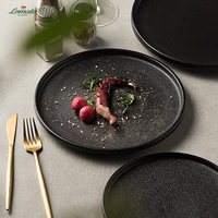 Assiette à steak en porcelaine noire mate personnalisée avec logo, marque privée, vente en gros, qualité commerciale, plat de service pour hôtels et traiteurs