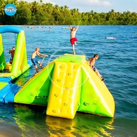 Parc aquatique commercial flottant d'amusement gonflable personnalisé de mer jouets jeux de toboggan d'escalade d'île pour des enfants
